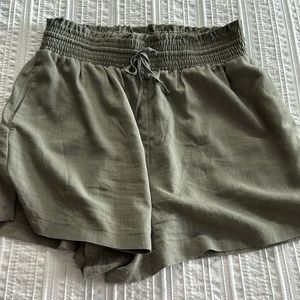 Cargo shorts with elastic waist and drawstring.85%Rayon,15% linen.